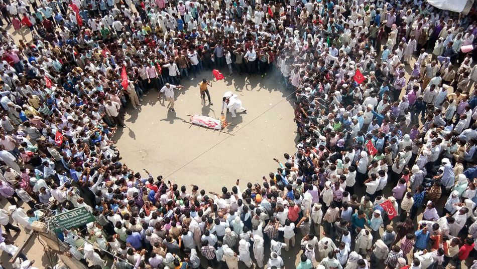 Des agriculteurs de Sikar, au Rajasthan, menant un simulacre de funérailles du gouvernement BJP de l'État du Rajasthan dans le cadre d'une lutte menée par All India Kisan Sabha, le 3 septembre 2017
