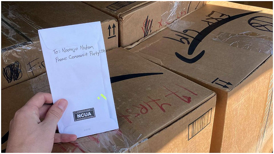 Les membres du Parti communiste intensifient leurs efforts d'aide mutuelle, en partenariat avec un groupe local appelé Refugee Aid pour fournir des fournitures médicales, de l'eau, de la nourriture et des masques à la nation Navajo