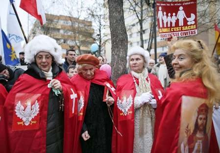 Manifestation contre le mariage pour tous : la réacosphère nous offre un voyage au Moyen-Age