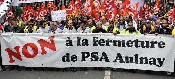 Les grévistes de PSA interpellent Hollande au Stade de France