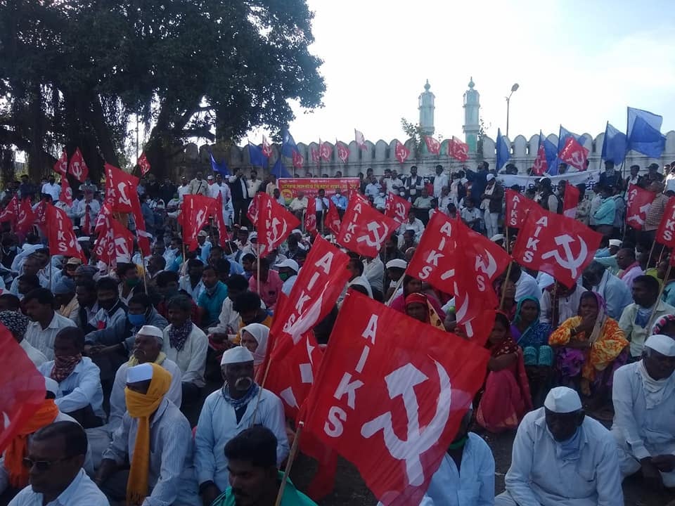 Des milliers d'agriculteurs marchent sur Delhi