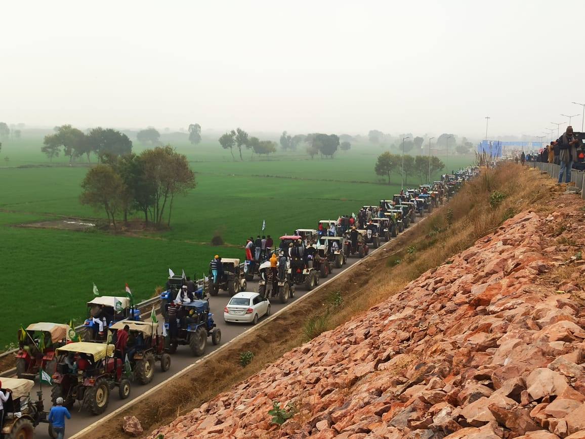 2500 tracteurs avancent vers Delhi, la lutte des paysans s'intensifie en Inde