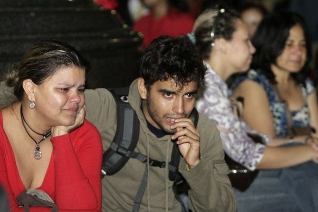 Venezuela : CHAVEZ VIVE, LA LUCHA SIGUE ! Le peuple pleure en masse la mort de Hugo Chavez Venezuela : CHAVEZ VIVE, LA LUCHA SIGUE ! Le peuple pleure en masse la mort de Hugo Chavez