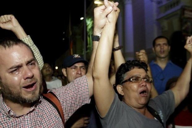 Venezuela : CHAVEZ VIVE, LA LUCHA SIGUE ! Le peuple pleure en masse la mort de Hugo Chavez Venezuela : CHAVEZ VIVE, LA LUCHA SIGUE ! Le peuple pleure en masse la mort de Hugo Chavez