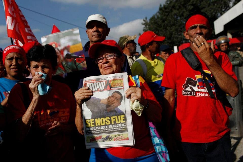 Le peuple accompagne Chavez pour son ultime tournée vers l'académie militaire