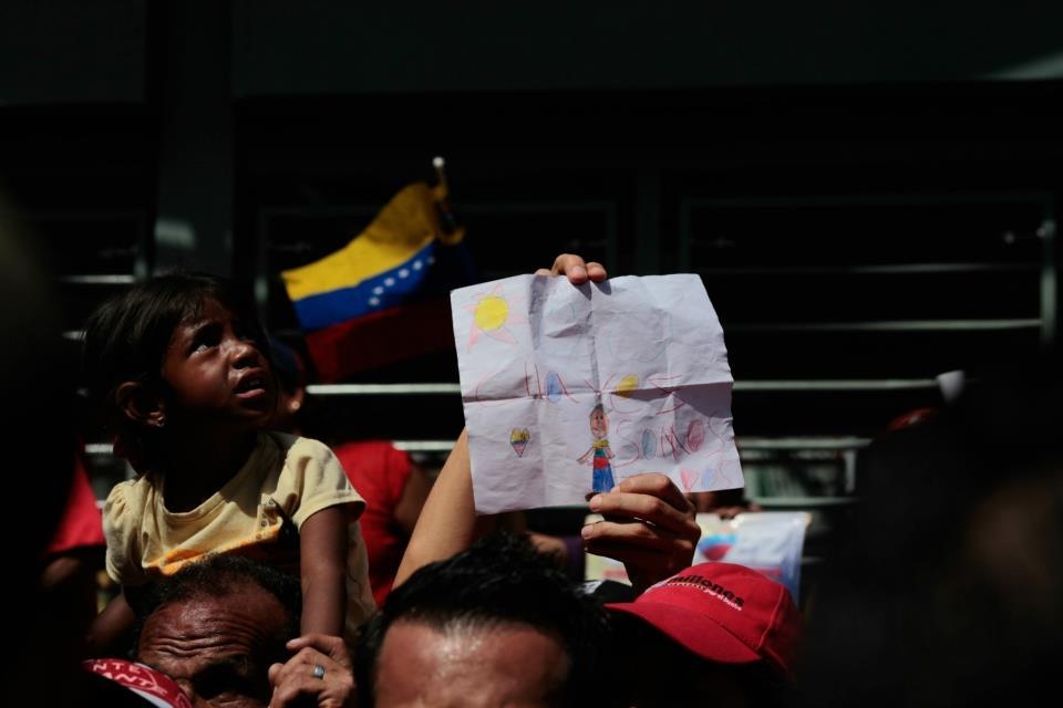 Le peuple accompagne Chavez pour son ultime tournée vers l'académie militaire
