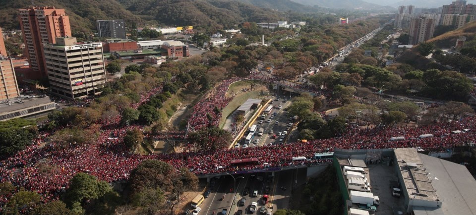 Le peuple accompagne Chavez pour son ultime tournée vers l'académie militaire