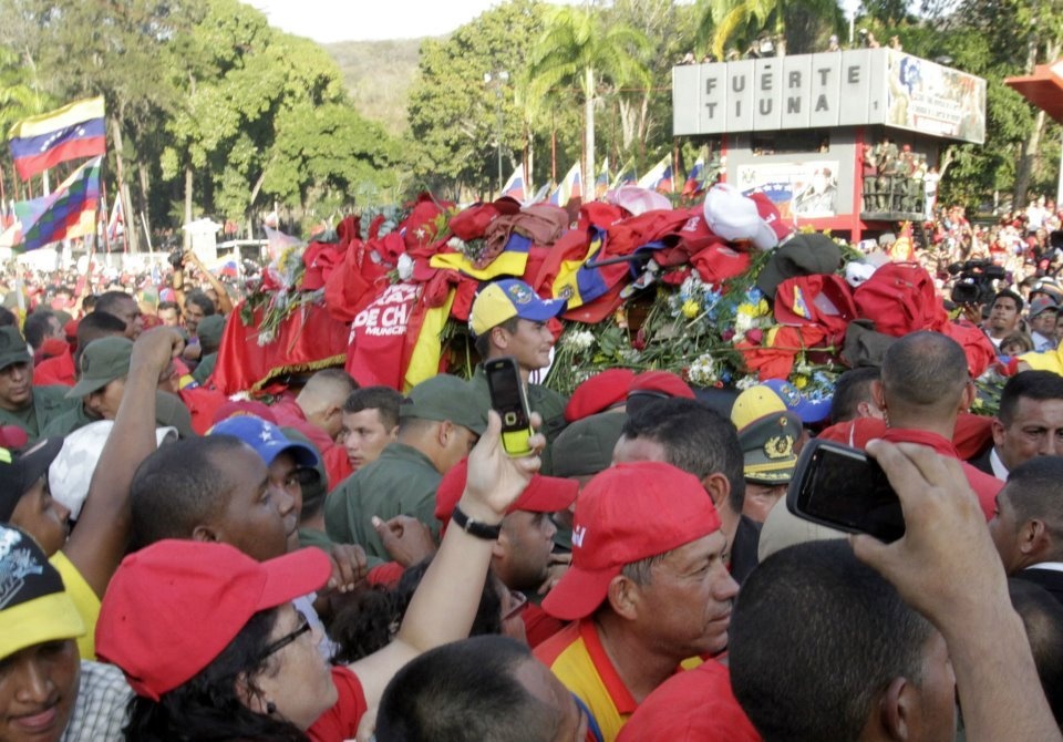 Le peuple accompagne Chavez pour son ultime tournée vers l'académie militaire