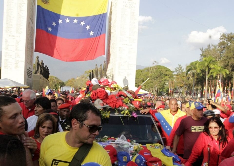 Le peuple accompagne Chavez pour son ultime tournée vers l'académie militaire