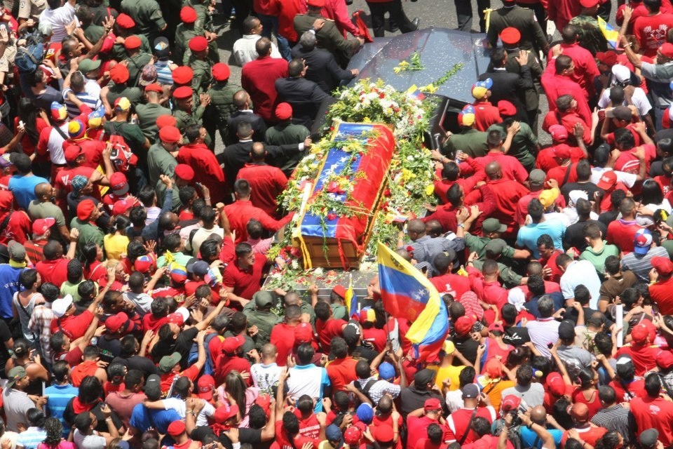 Le peuple accompagne Chavez pour son ultime tournée vers l'académie militaire Le peuple accompagne Chavez pour son ultime tournée vers l'académie militaire