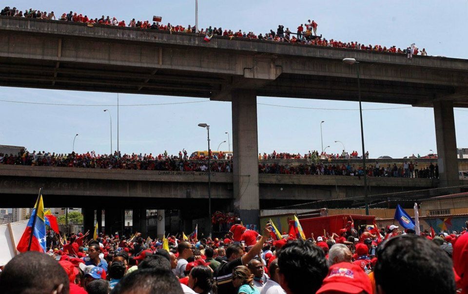 Le peuple accompagne Chavez pour son ultime tournée vers l'académie militaire