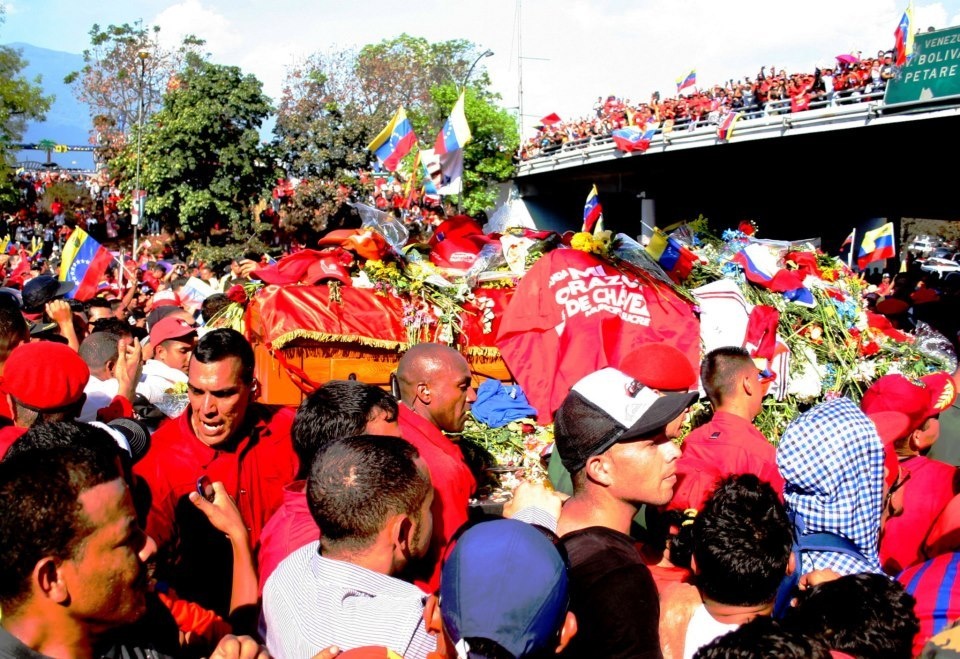 Le peuple accompagne Chavez pour son ultime tournée vers l'académie militaire