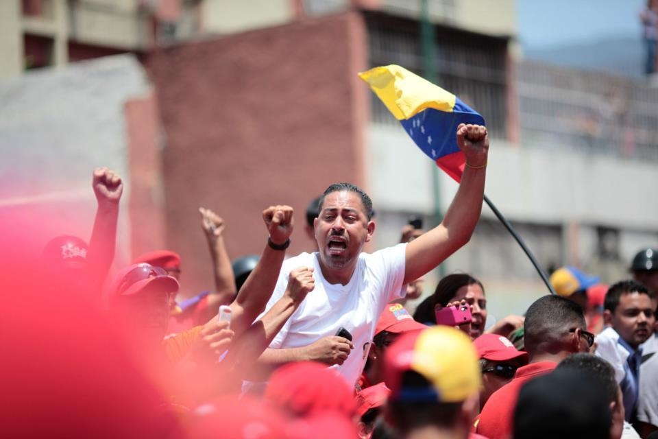Le peuple accompagne Chavez pour son ultime tournée vers l'académie militaire
