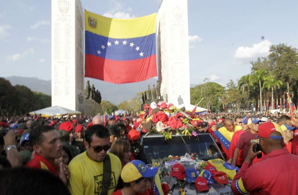 Le peuple accompagne Chavez pour son ultime tournée vers l'académie militaire