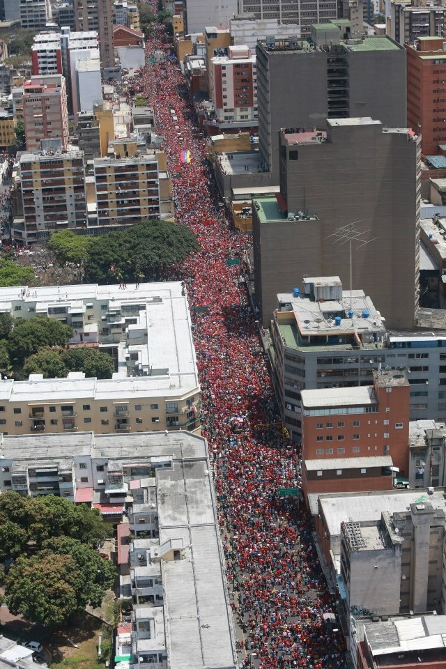 Le peuple accompagne Chavez pour son ultime tournée vers l'académie militaire Le peuple accompagne Chavez pour son ultime tournée vers l'académie militaire