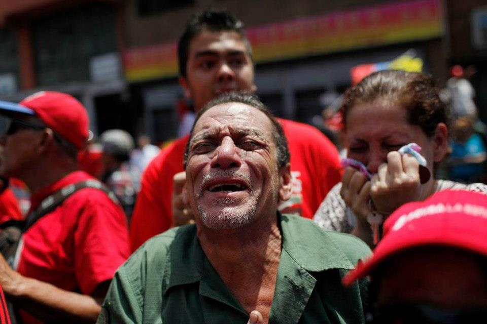 Le peuple accompagne Chavez pour son ultime tournée vers l'académie militaire
