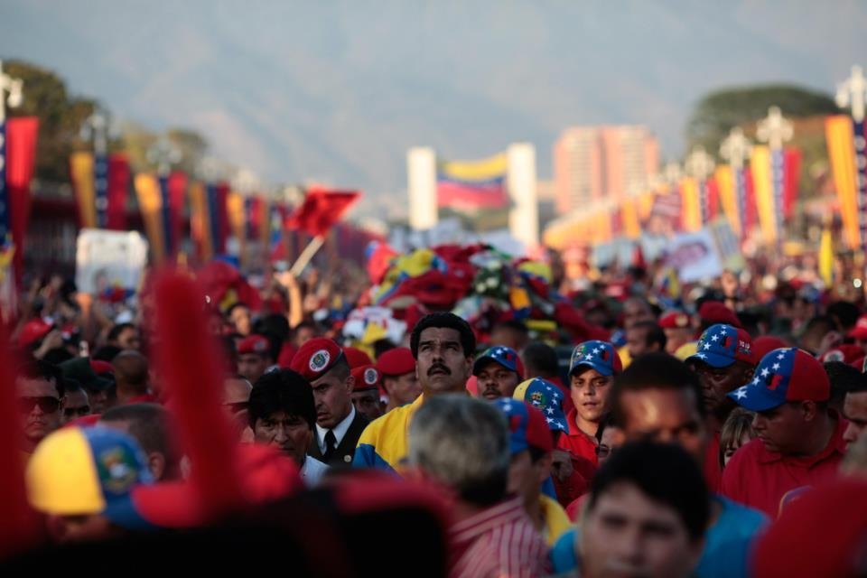 Le peuple accompagne Chavez pour son ultime tournée vers l'académie militaire