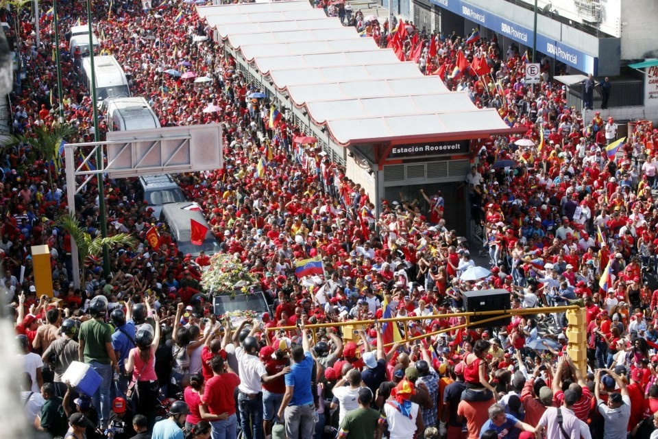Le peuple accompagne Chavez pour son ultime tournée vers l'académie militaire