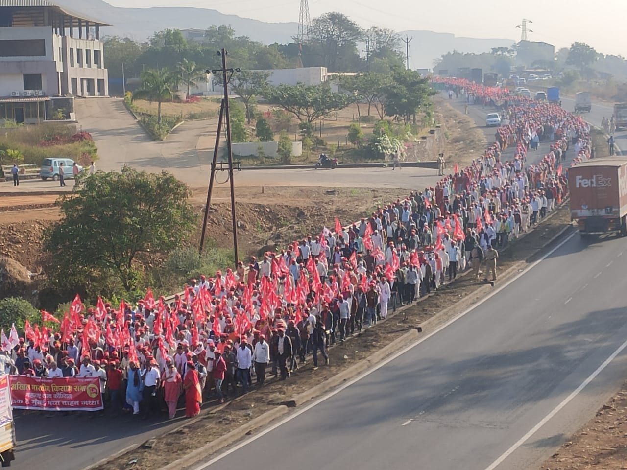 Plus de 15.000 agriculteurs, dirigés par l'AIKS, manifestent au Maharashtra