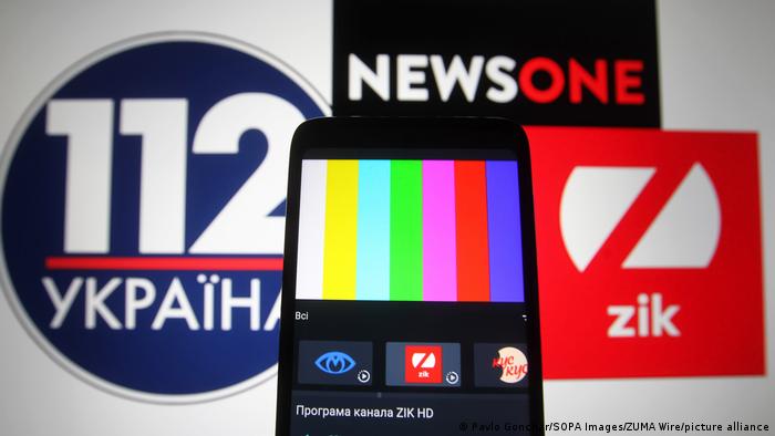 Ukraine : Zelensky fait fermer trois chaînes de télévision d'opposition