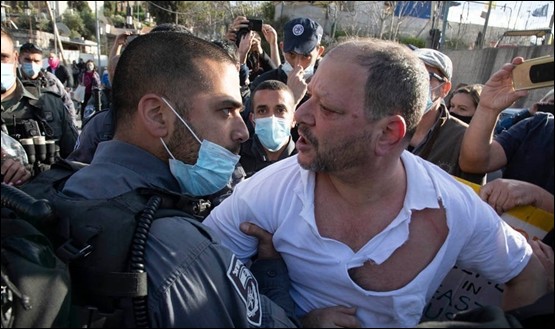 La police tabasse le député communiste israélien Ofer Cassif pendant une manifestation à Jérusalem-Est