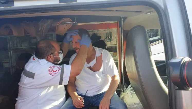 La police tabasse le député communiste israélien Ofer Cassif pendant une manifestation à Jérusalem-Est