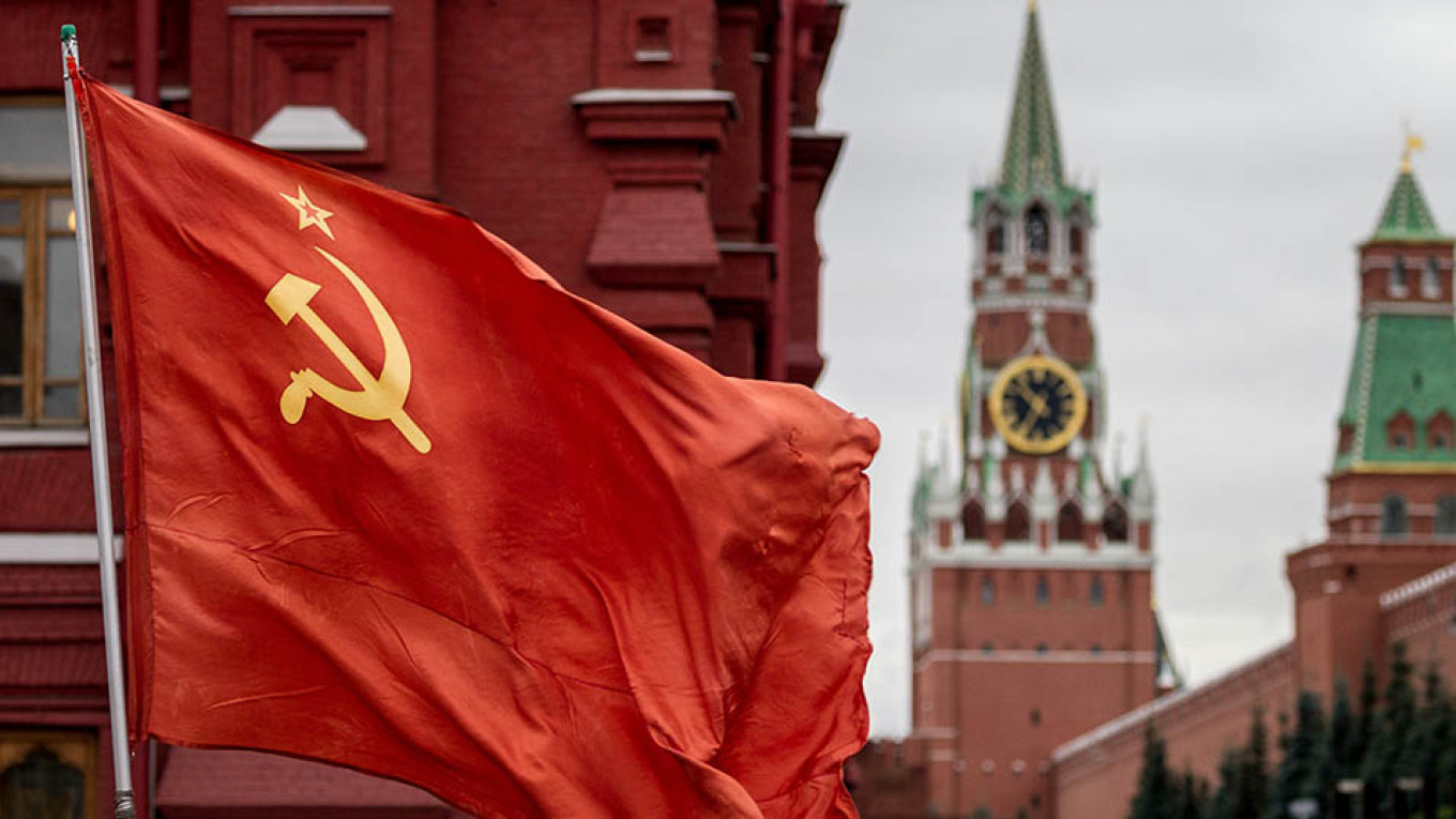 Le drapeau rouge flotte sur Moscou