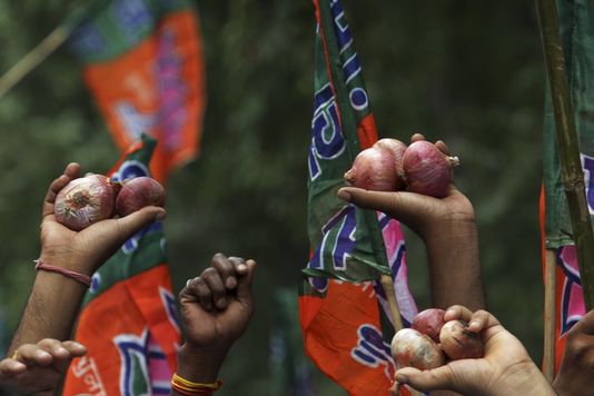 La "crise de l'oignon" en Inde, révélateur du ralentissement économique du pays