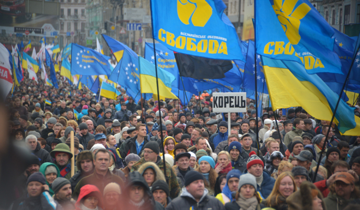 De très nombreux drapeaux du parti nationaliste d'extrème droite "Svoboda" (« Liberté ») accompagnent les manifestations