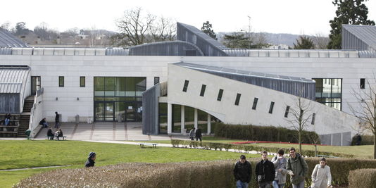 Conséquences des lois LRU et Fioraso : L'université Versailles-Saint-Quentin n'exclut pas de fermer