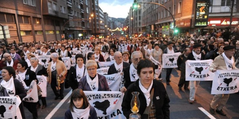 Les indépendantistes basques manifestent et défient Madrid