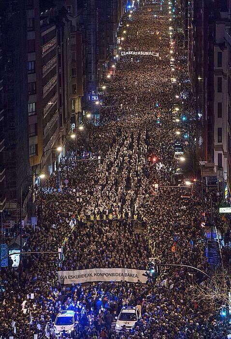 Les indépendantistes basques manifestent et défient Madrid