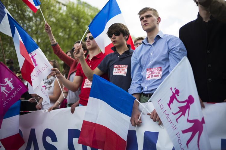 Loi Famille: «Reculade pathétique» pour les députés communistes