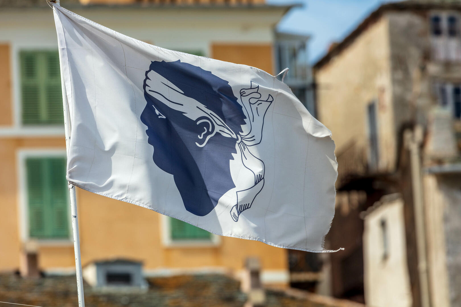L'autonomie de la Corse et le droit des peuples à disposer d'eux mêmes