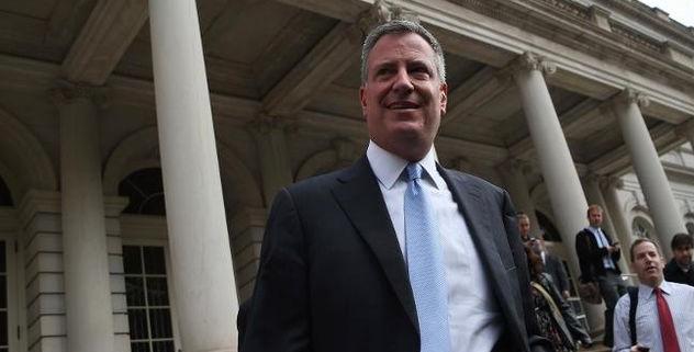 Bill De Blasio, le maire de New York, va délivrer une carte d'identité municipale à ses sans-papiers Bill De Blasio, le maire de New York, va délivrer une carte d'identité municipale à ses sans-papiers