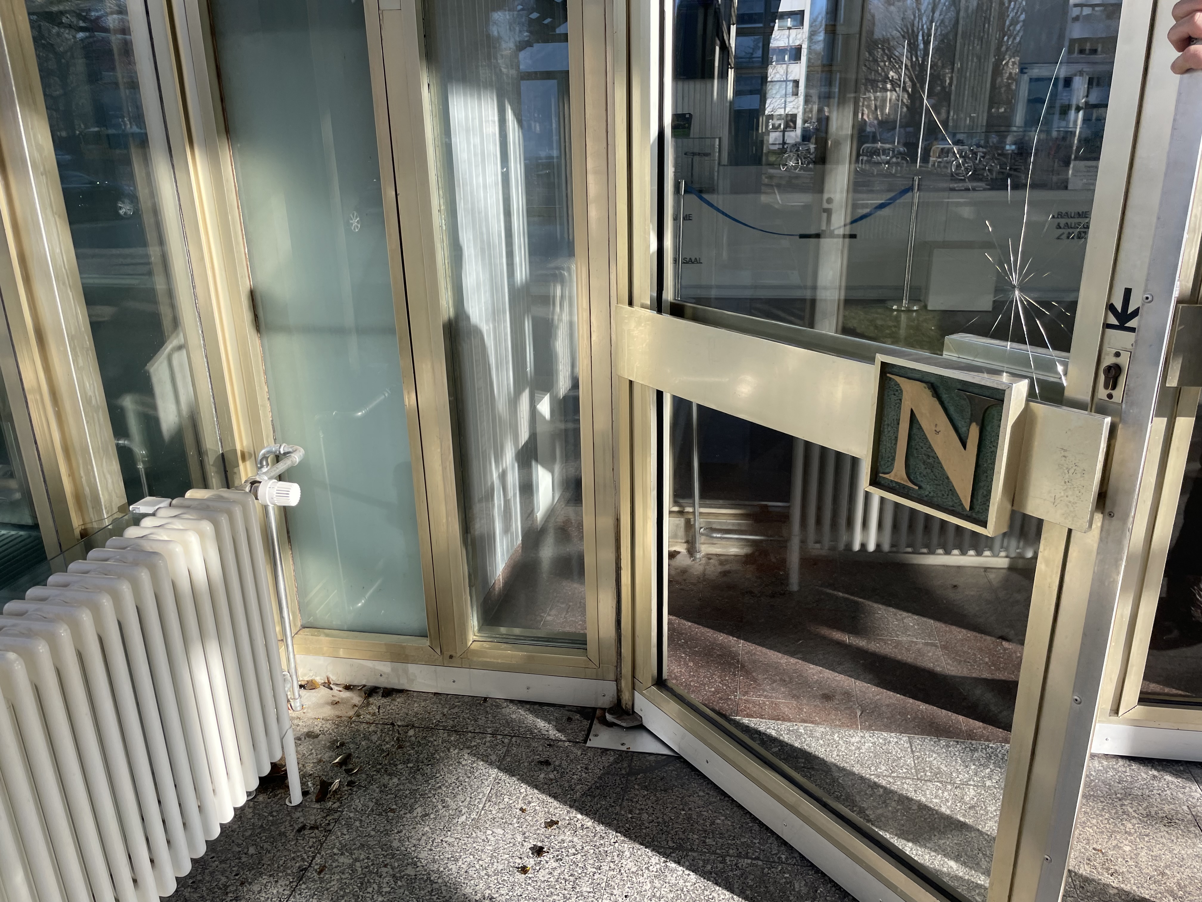 Le journal socialiste allemand, Neues Deutschland, attaqué par les fascistes et les antivax