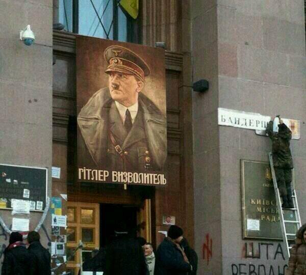 Hitler ou Bandera ? "l'opposition" ukrainienne affiche ses valeurs fascistes à Kiev Hitler ou Bandera ? "l'opposition" ukrainienne affiche ses valeurs fascistes à Kiev