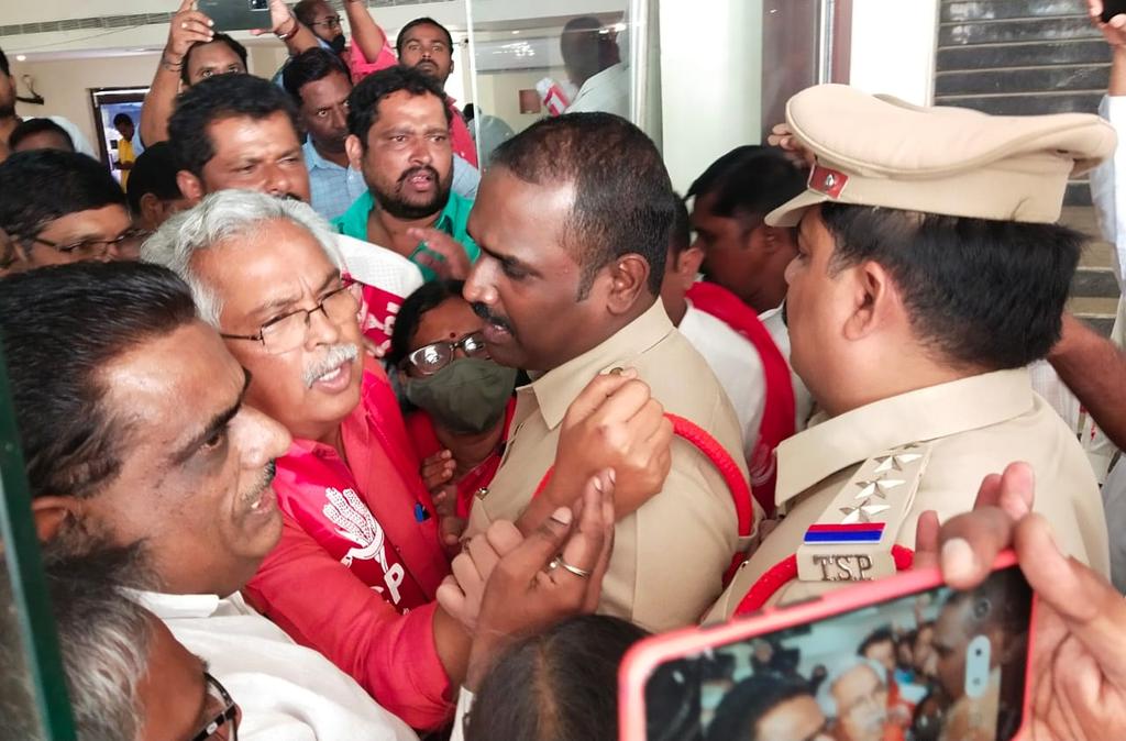 Le député communiste, Binoy Viswam, arrêté