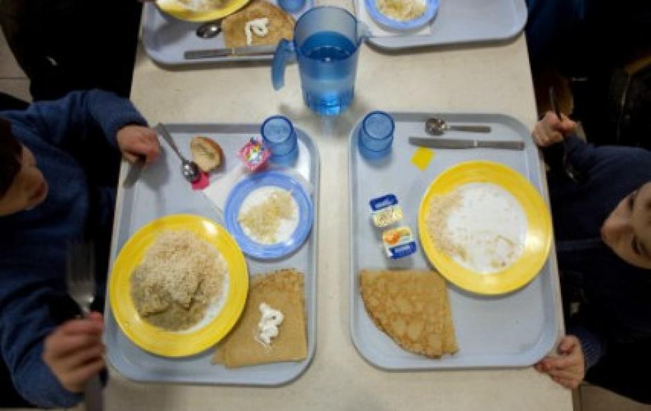 Menus des cantines dans les mairies FN : Marine Le Pen fait de la laïcité à l'envers (PCF)