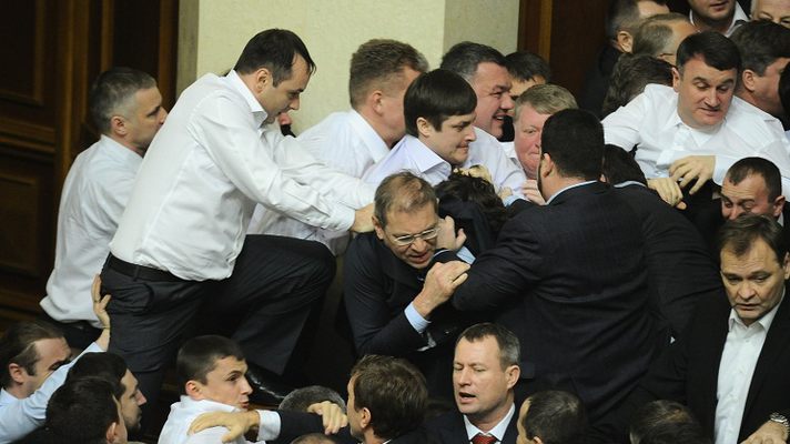 Affrontement entre députés communistes et néonazis à la Rada