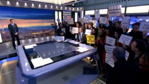 Le journal de France 2 interrompu après une manifestation sur le plateau Le journal de France 2 interrompu après une manifestation sur le plateau