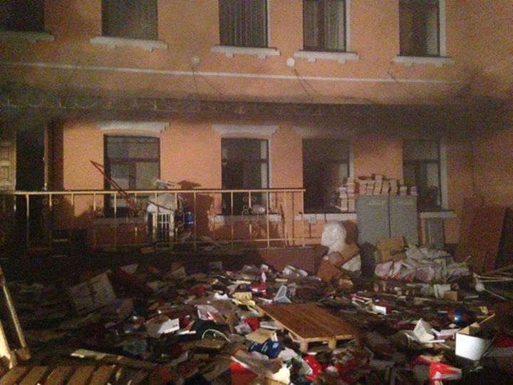 Ukraine : Le siège du KPU pillé et incendié par les néonazis
