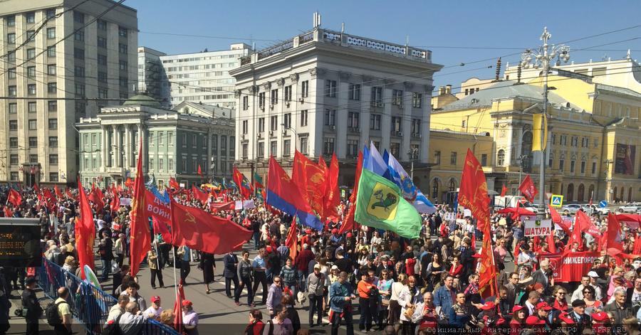 Des milliers de russes défilent aux côtés des communistes pour le 1er mai