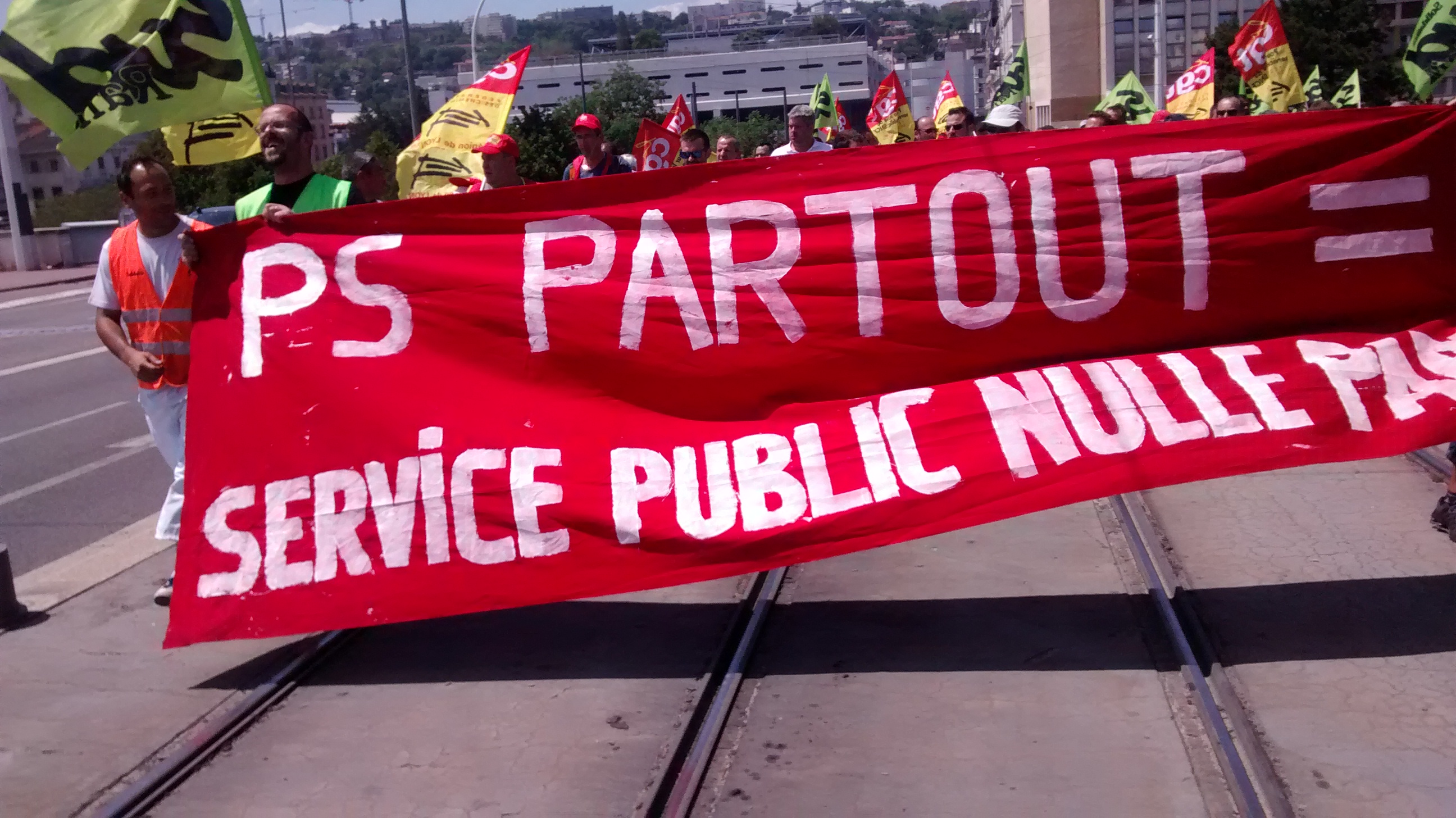 Totale solidarité du PCF aux cheminots et aux intermittents du spectacle Totale solidarité du PCF aux cheminots et aux intermittents du spectacle