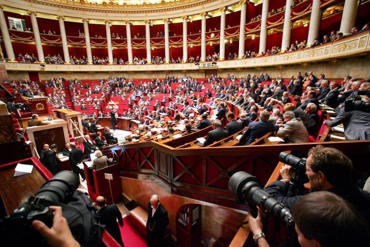 Les députés et le PS votent le gel des retraites de plus de 1.200 euros Les députés et le PS votent le gel des retraites de plus de 1.200 euros
