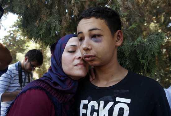 Un adolescent palestinien battu par des policiers israéliens