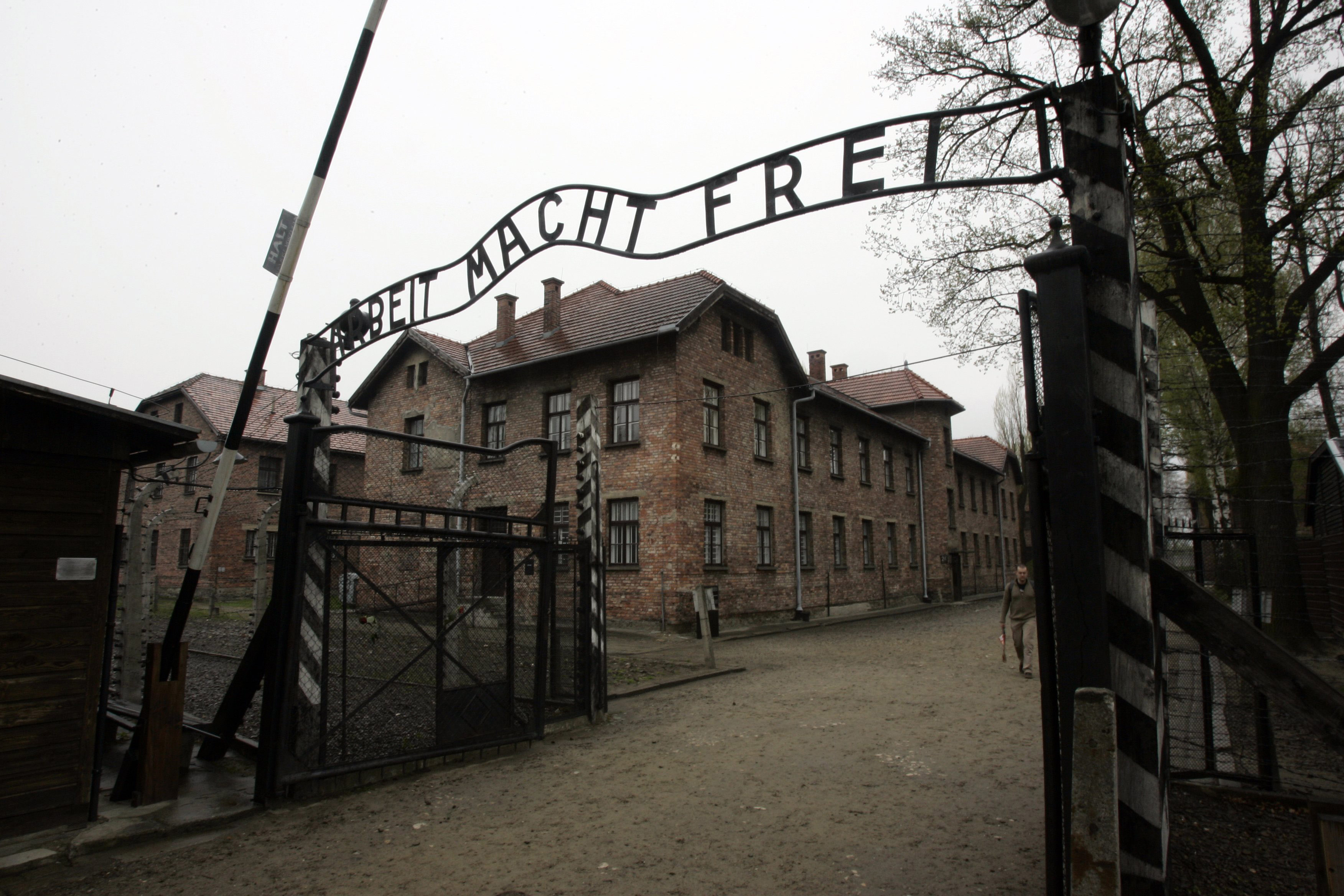 "L'histoire montre que c'est après l'interdiction du communisme que se sont ouvert Buchenwald et Auschwitz" (KPU)