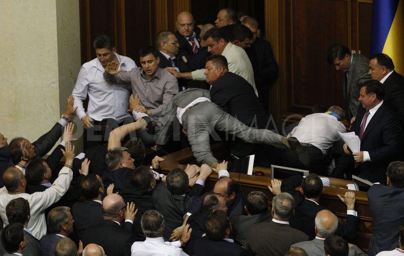 Petro Simonenko (KPU) agressé par les députés néonazis de Svoboda ce matin à la Rada