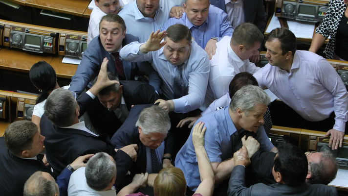 Petro Simonenko (KPU) agressé par les députés néonazis de Svoboda ce matin à la Rada