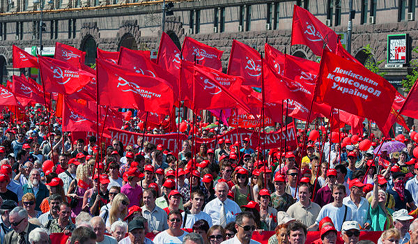 Porochenko veut interdire la faucille et le marteau en Ukraine Porochenko veut interdire la faucille et le marteau en Ukraine